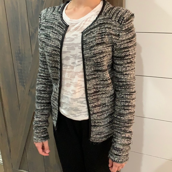 Warm sweater, no zipper no buttons. Shorter on back - Picture 2 of 14